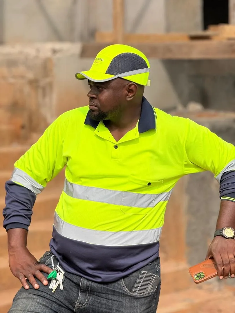 Ingénieur K-Construction supervisant le chantier