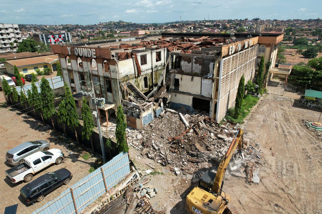 Démolition de l'ancienne mairie de Yaoundé VI à Yaoundé, Commune VI — vue 2 — K-Construction, entreprise de génie civil et BTP au Cameroun
