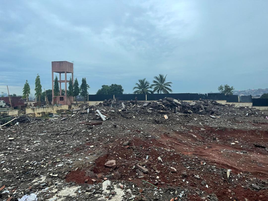 Démolition de l'ancienne mairie de Yaoundé VI à Yaoundé, Commune VI — vue 6 — K-Construction, entreprise de génie civil et BTP au Cameroun