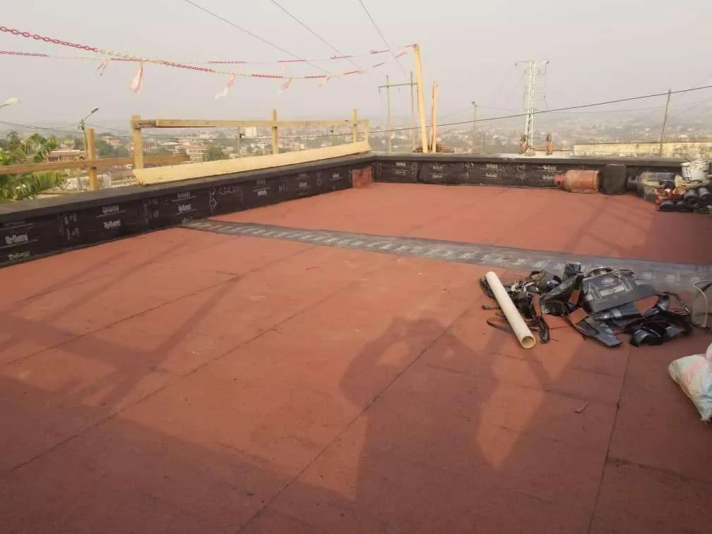 Étanchéité à chaud double membrane à Yaoundé — vue 1 — K-Construction, entreprise de génie civil et BTP au Cameroun