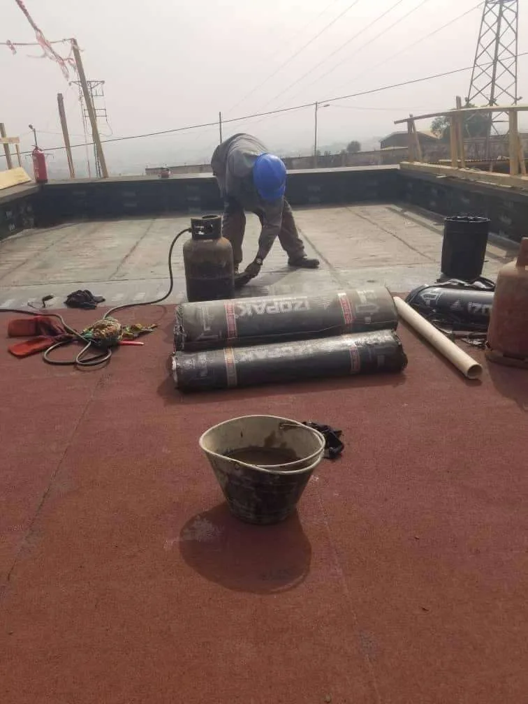 Étanchéité à chaud double membrane à Yaoundé — vue 3 — K-Construction, entreprise de génie civil et BTP au Cameroun