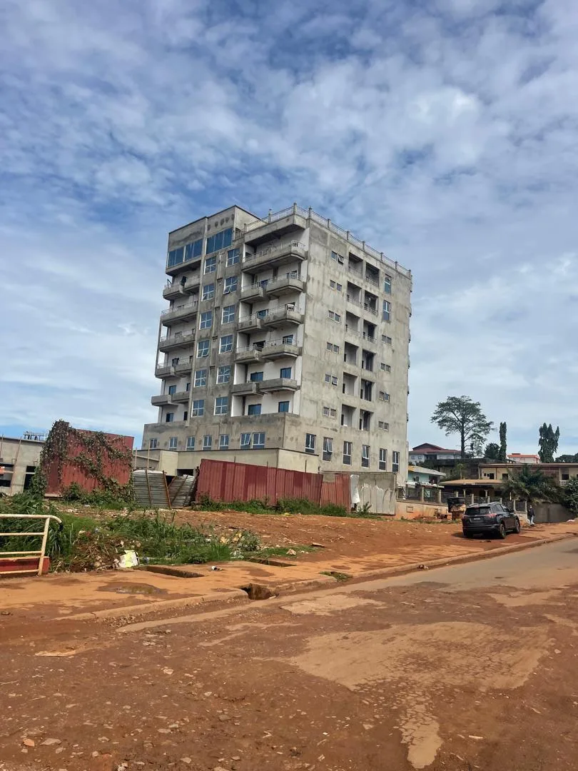 Immeuble sous-sol R+8 à Yaoundé, Omnisport — réalisation K-Construction BTP, génie civil Cameroun